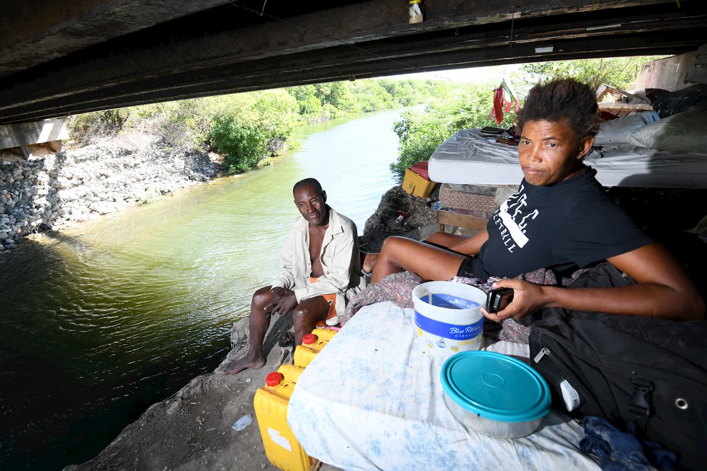 walking-on-the-love-bridge-the-gleaner-flair
